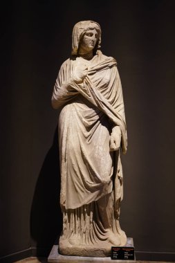 ANTALYA, TURKIYE - 23 Mart 2025: Antalya Arkeoloji Müzesinde Giyinik Bir Kadın Heykeli