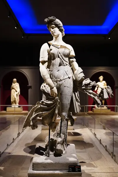 ANTALYA, TURKIYE - 23 Mart 2025 Antalya Arkeoloji Müzesinde Dans Eden Kadın Heykeli