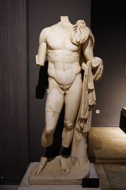 ANTALYA, TURKIYE - 23 Mart 2025: Antalya Arkeoloji Müzesinde Dioscur Heykeli