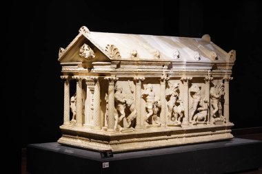 ANTALYA, TURKIYE - 23 Mart 2025: Antalya Arkeoloji Müzesinde Herakles Sarcophagus