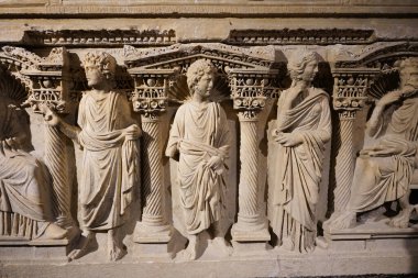 ANTALYA, TURKIYE - 23 Mart 2025: Antalya Arkeoloji Müzesinde Domitias Iulianus ve Domita Philiska Sarcophagus