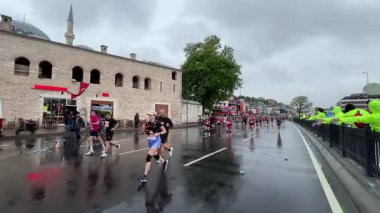 İSTANBUL, TURKIYE - 28 Nisan 2024: İstanbul 'da koşan atletler Fener ilçesinin tarihi caddesinde yarı maraton koşuyorlar