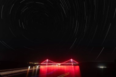 Gece Köprüsünün Üzerinde Yıldız İzleri
