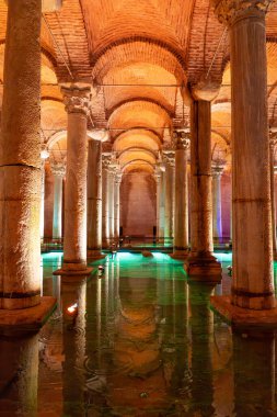 İSTANBUL, TÜRKİYE - Mart 01, 2025: Sultanahmet ilçesindeki Bazilika Sarnıç. İstanbul 'un altındaki en büyük sarnıç Bazilika Sarnıcıdır.