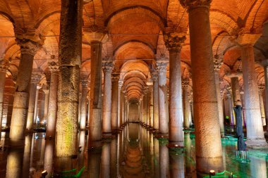 İSTANBUL, TÜRKİYE - Mart 01, 2025: Sultanahmet ilçesindeki Bazilika Sarnıç. İstanbul 'un altındaki en büyük sarnıç Bazilika Sarnıcıdır.