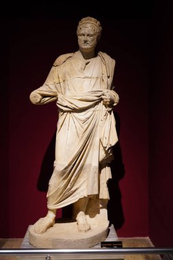 ANTALYA, TURKIYE - 23 Mart 2025: Antalya Arkeoloji Müzesinde İmparator Rahip Heykeli