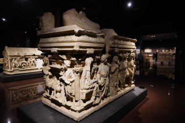 ANTALYA, TURKIYE - 23 Mart 2025: Antalya Arkeoloji Müzesinde Domitias Iulianus ve Domita Philiska Sarcophagus
