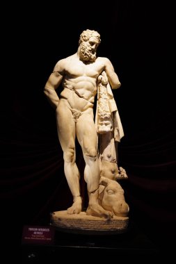 ANTALYA, TURKIYE - 23 Mart 2025: Antalya Arkeoloji Müzesinde Bitkin Herkül Heykeli