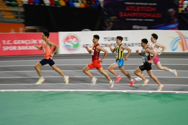 İSTANBUL, TÜRKİYE - 22 Şubat 2025: Atakoy Atletizm Şampiyonası 'nda koşan sporcular