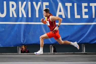 İSTANBUL, TURKIYE - 23 Şubat 2025: Atakoy Atletizm Arena 'da düzenlenen Türk Salon Atletizm Şampiyonası sırasında koşan tanımlanamayan sporcu