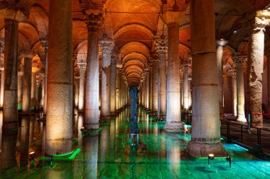 İSTANBUL, TÜRKİYE - Mart 01, 2025: Sultanahmet ilçesindeki Bazilika Sarnıç. İstanbul 'un altındaki en büyük sarnıç Bazilika Sarnıcıdır.