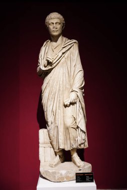 ANTALYA, TURKIYE - 23 Mart 2025 Antalya Arkeoloji Müzesinde Kâtip Heykeli