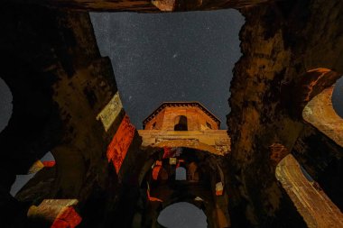 Kapadokya 'daki Kızıl Kilise Üzerinde Yıldızlar, Nevsehir Şehri, Türkiye