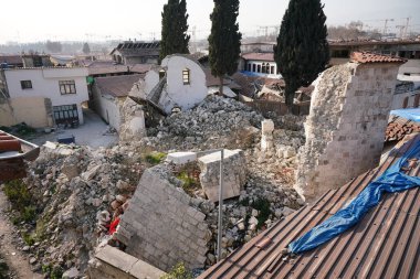 6 Şubat 2023 Depremlerinden sonra Hatay, Antakya 'da hasar gören bina