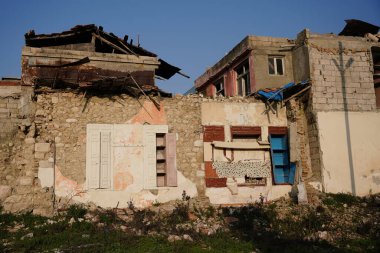 6 Şubat 2023 Depremlerinden sonra Hatay, Antakya 'da hasar gören bina