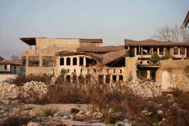 6 Şubat 2023 Depremlerinden sonra Hatay, Antakya 'da hasar gören bina