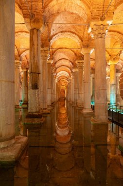 İSTANBUL, TÜRKİYE - Mart 01, 2025: Sultanahmet ilçesindeki Bazilika Sarnıç. İstanbul 'un altındaki en büyük sarnıç Bazilika Sarnıcıdır.