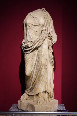 ANTALYA, TURKIYE - 23 Mart 2025 Antalya Arkeoloji Müzesinde Bir Kadın Heykeli