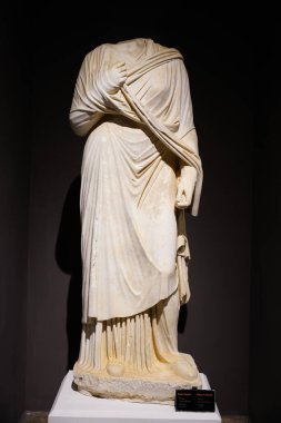 ANTALYA, TURKIYE - 23 Mart 2025 Antalya Arkeoloji Müzesinde Bir Kadın Heykeli