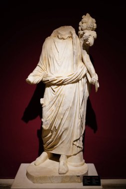 ANTALYA, TURKIYE - 23 Mart 2025: Antalya Arkeoloji Müzesinde Rahip Heykeli