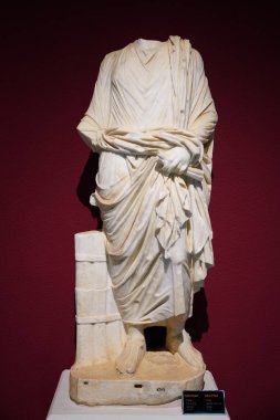 ANTALYA, TURKIYE - 23 Mart 2025: Antalya Arkeoloji Müzesinde Katip Heykeli