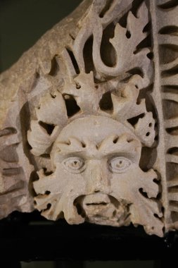 ANTALYA, TURKIYE - 23 Mart 2025: Antalya Arkeoloji Müzesinde Tiyatro Maskesi