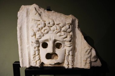 ANTALYA, TURKIYE - 23 Mart 2025: Antalya Arkeoloji Müzesinde Tiyatro Maskesi