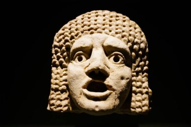 ANTALYA, TURKIYE - 23 Mart 2025: Antalya Arkeoloji Müzesinde Tiyatro Maskesi