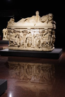 ANTALYA, TURKIYE - 23 Mart 2025: Antalya Arkeoloji Müzesinde Domitias Iulianus ve Domita Philiska Sarcophagus
