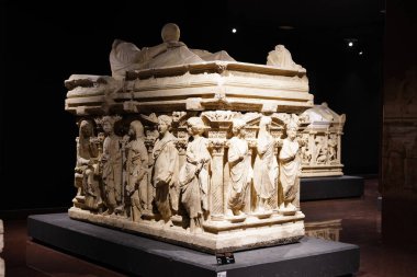 ANTALYA, TURKIYE - 23 Mart 2025: Antalya Arkeoloji Müzesinde Domitias Iulianus ve Domita Philiska Sarcophagus