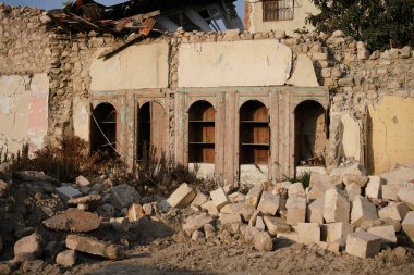 6 Şubat 2023 Depremlerinden sonra Hatay, Antakya 'da hasar gören bina