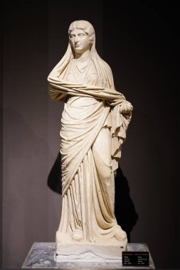 ANTALYA, TURKIYE - 23 Mart 2025 Antalya Arkeoloji Müzesinde Bir Kadın Heykeli