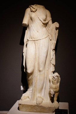 ANTALYA, TURKIYE - 23 Mart 2025: Antalya Arkeoloji Müzesinde Nemesis Heykeli