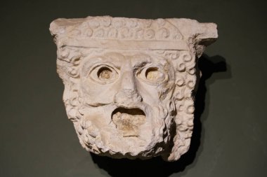 ANTALYA, TURKIYE - 23 Mart 2025: Antalya Arkeoloji Müzesinde Tiyatro Maskesi