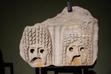 ANTALYA, TURKIYE - 23 Mart 2025: Antalya Arkeoloji Müzesinde Tiyatro Maskesi