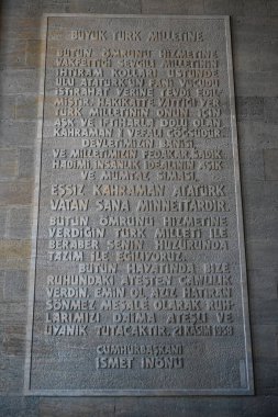 ANKARA, TURKIYE - 30 Mart 2025: Anitkabir 'de yazılı duvar Atatürk anıtı, Türkiye Cumhuriyeti' nin kurucusu ve ilk cumhurbaşkanı.