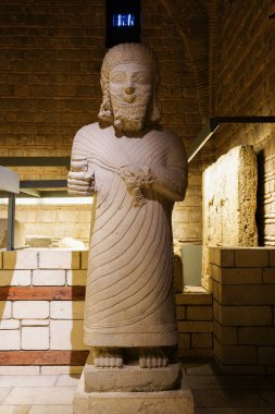 ANKARA, TURKIYE - 30 Mart 2025: Anadolu Medeniyetler Müzesinde Heykel, Ankara Şehri