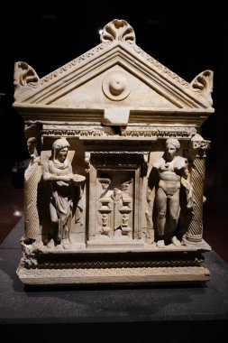 ANTALYA, TURKIYE - 23 Mart 2025: Antalya Arkeoloji Müzesinde Herakles Sarcophagus