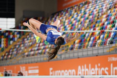 İSTANBUL, TURKIYE - 23 Şubat 2025: Atakoy Atletizm Arena 'da düzenlenen Türk Salon Atletizm Şampiyonası sırasında tanımlanamayan yüksek atlamacı