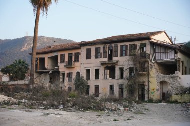 6 Şubat 2023 Depremlerinden sonra Hatay, Antakya 'da hasar gören bina