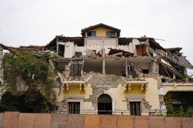 6 Şubat 2023 Depremlerinden sonra Hatay, Antakya 'da hasar gören bina