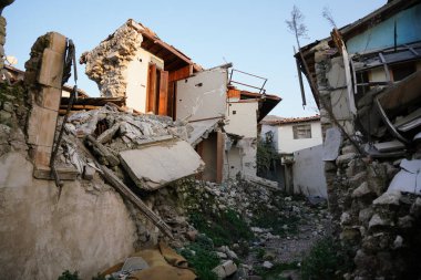 6 Şubat 2023 Depremlerinden sonra Hatay, Antakya 'da hasar gören bina