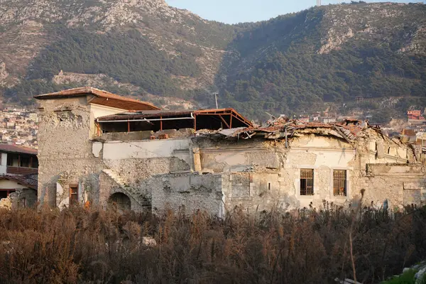 6 Şubat 2023 Depremlerinden sonra Hatay, Antakya 'da hasar gören bina