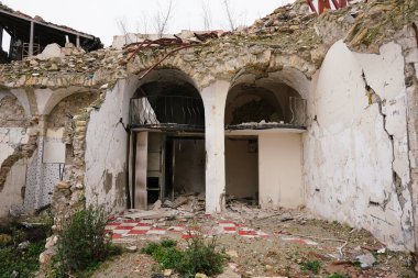 6 Şubat 2023 Depremlerinden sonra Hatay, Antakya 'da hasar gören bina