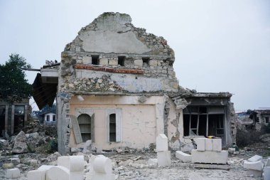6 Şubat 2023 Depremlerinden sonra Hatay, Antakya 'da hasar gören bina