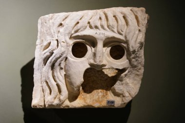 ANTALYA, TURKIYE - 23 Mart 2025: Antalya Arkeoloji Müzesinde Tiyatro Maskesi