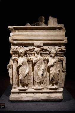 ANTALYA, TURKIYE - 23 Mart 2025: Antalya Arkeoloji Müzesinde Domitias Iulianus ve Domita Philiska Sarcophagus