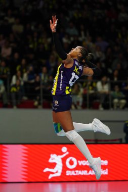 ISTANBUL, TURKIYE - 12 Nisan 2025: Burhan Felek Spor Salonu 'nda oynanan Fenerbahçe Medicana-Galatasaray Daikin maçında Ana Cristina Souza servis yapıyor