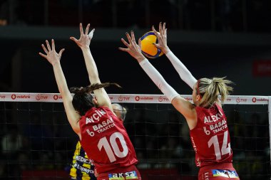 ISTANBUL, TURKIYE - 12 Nisan 2025: Aycin Akyol ve Alexia Carutasu, Burhan Felek Spor Salonu 'nda oynanan Fenerbahçe Medicana-Galatasaray Daikin maçı sırasında