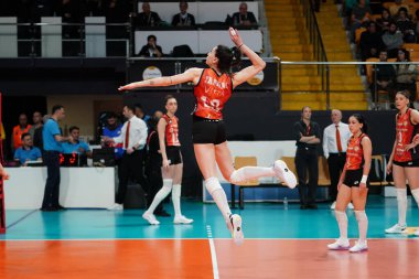 ISTANBUL, TURKIYE - 12 Nisan 2025: Vakıfbank vs Eczacibasi Dynavit Turkish Sultanlar Ligi Playoff maçından önce Yaprak Erkek ısınıyor
